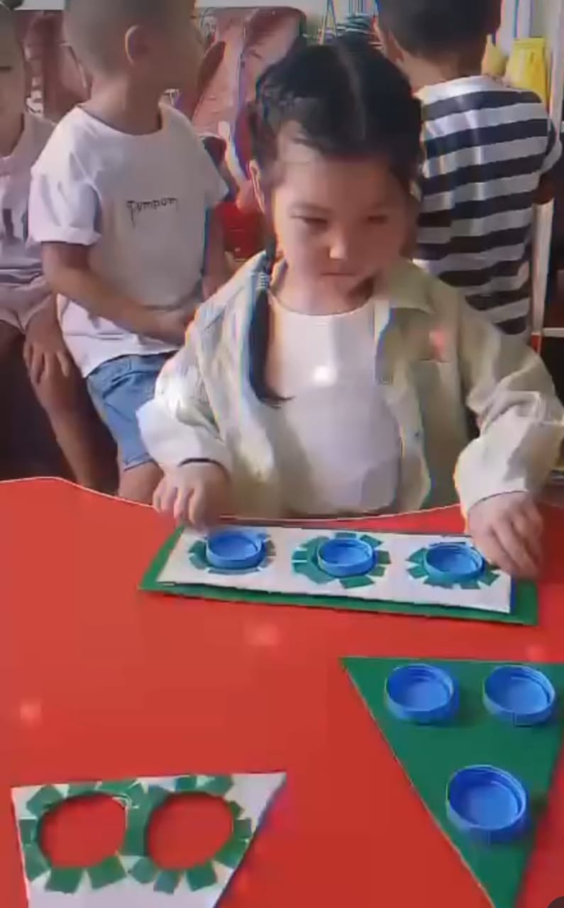 «Ойнай отырып ойлан, достасуға үйрен»